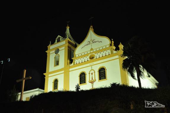 Iluminação noturna da igreja matriz de Antonina, no litoral do Paraná